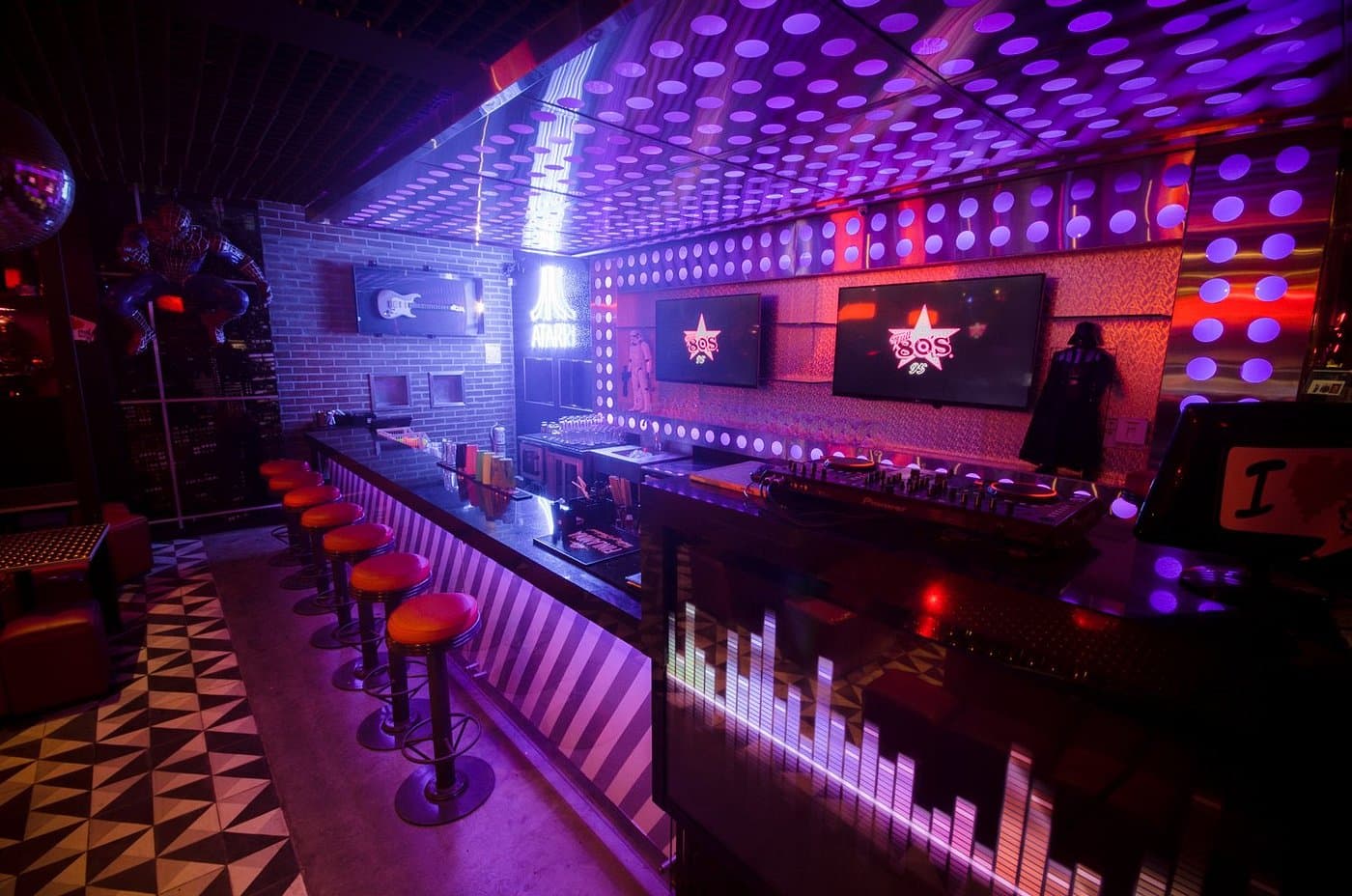 Full 80s Bar-522d63b1-e7d8-47bb-8b00-a49167e50e22